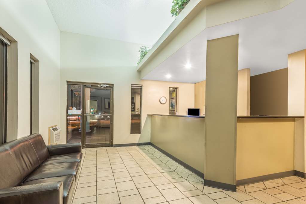 Hotel Super 8 By Wyndham Pueblo Interno foto